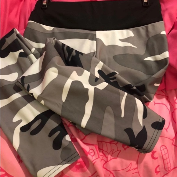 🦅Black and White Ruching Camo Workout Pants - Picture 4 of 8